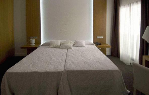 Toral Hotel Леон Екстериор снимка