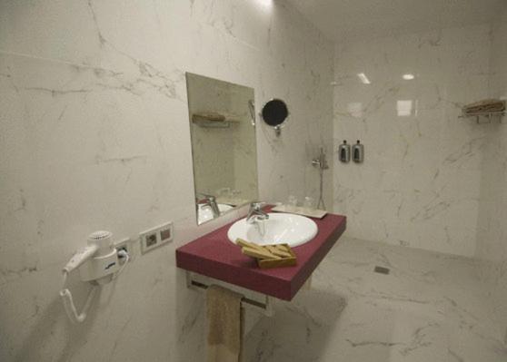 Toral Hotel Леон Стая снимка